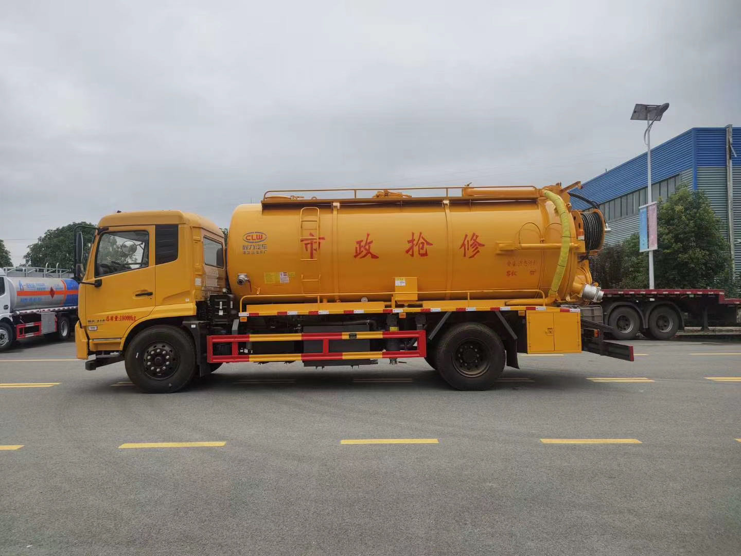 東風(fēng)天錦市政搶修救援車為市區(qū)排水系統(tǒng)保駕護航