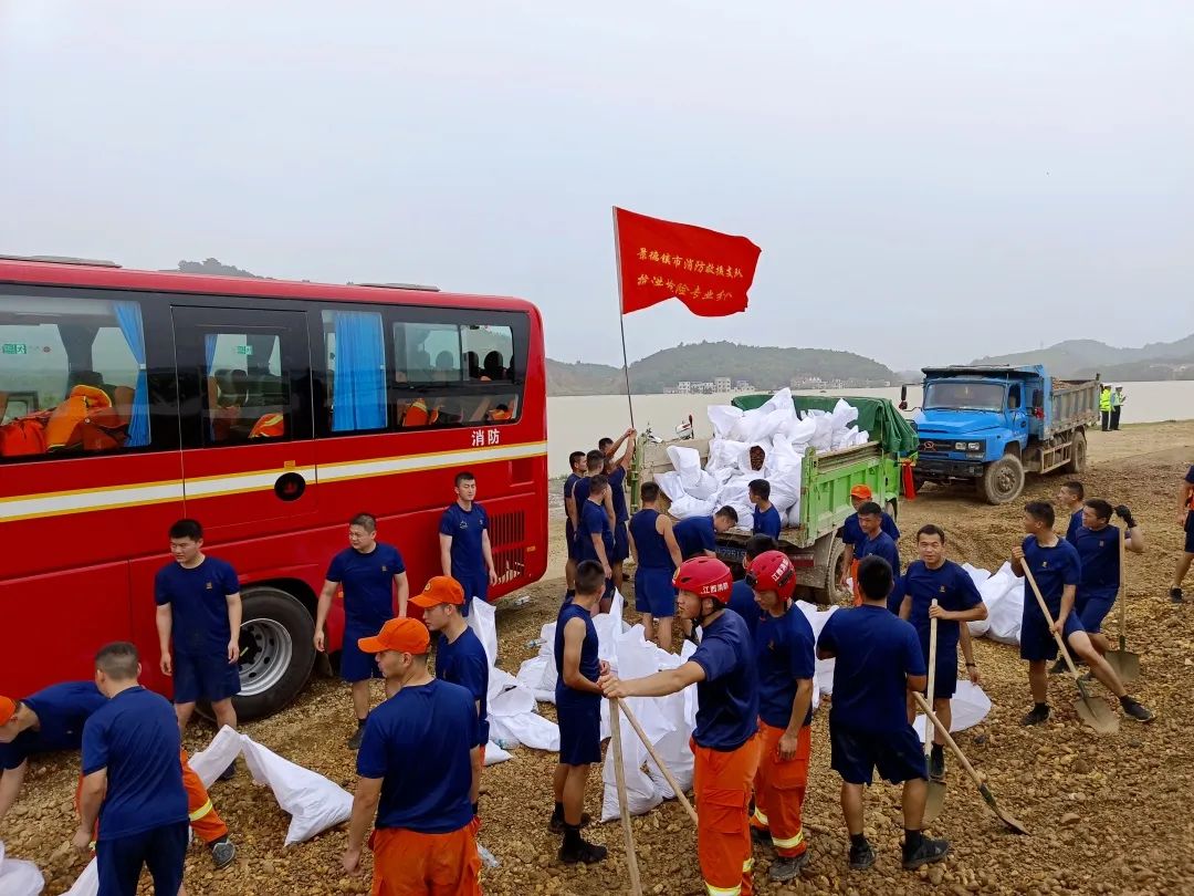 惡劣天氣垃圾清運(yùn)車、吸污車、搶險救援車來幫忙
